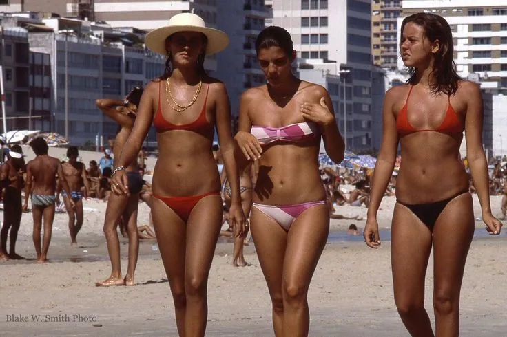 Mulheres na praia em outra época